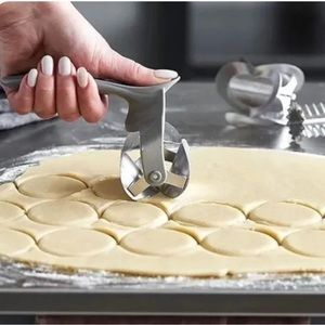 PAMPERED CHEF ROLLING COOKIE CUTTER NEW IN BOX!